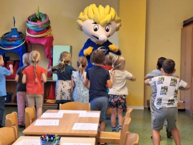 „Kilowattchen“ zu Besuch im Storchennest
