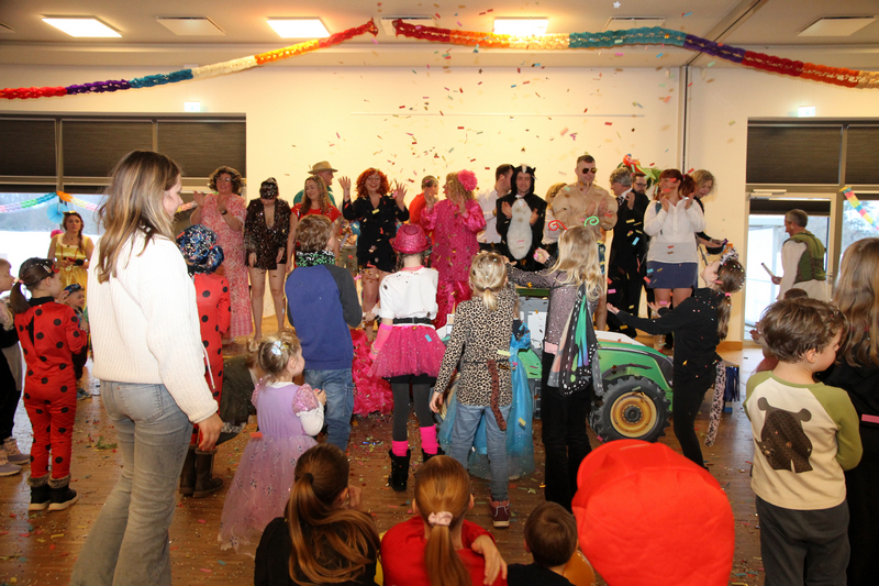 Kleine Narren im Konfetti-Meer