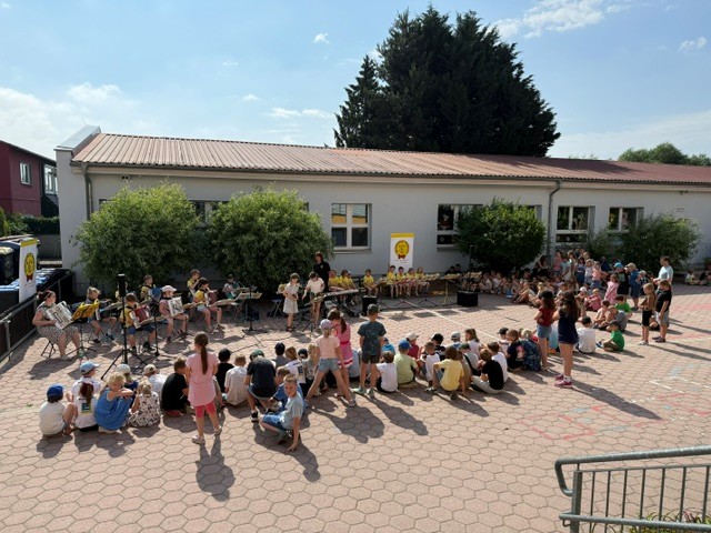 Schulhof-Mitmachkonzert sorgt für gute Laune