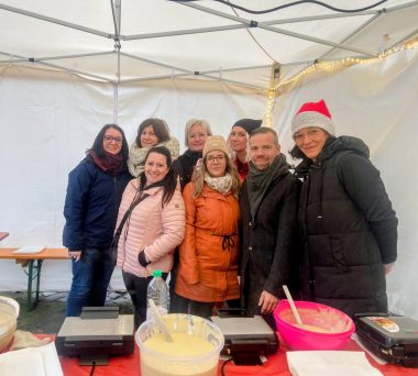 Die Erzieher-Waffelbäckerei auf dem Weihnachtsmarkt in Pomßen